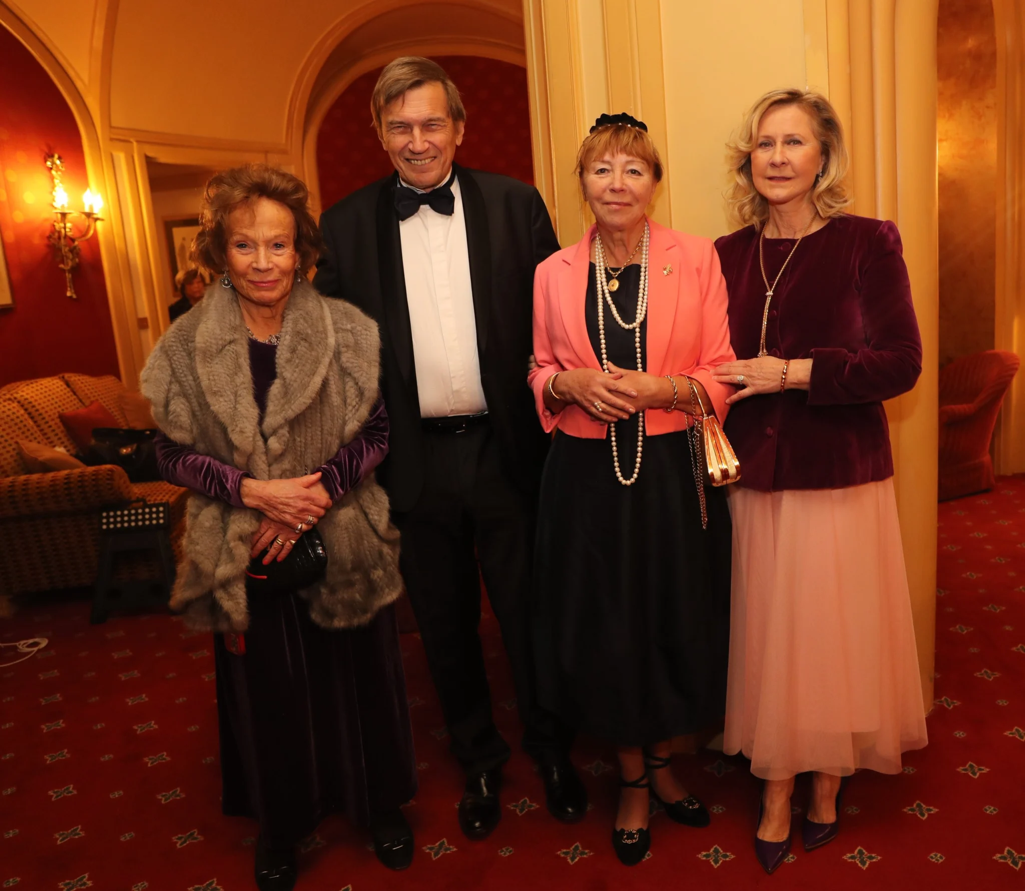 La baronne Elisabeth HILLER von GAERTRINGEN – Le comte Alexandre ROZANOV – La comtesse Nadège LVOFF – Armelle CEGLEC La baronne Elisabeth HILLER von GAERTRINGEN - Le comte Alexandre ROZANOV - La comtesse Nadège LVOFF - Armelle CEGLEC