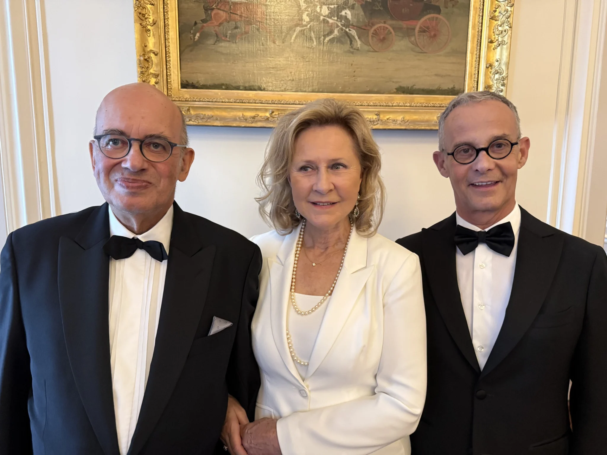 L’ambassadeur de France Pierre LÉVY – Armelle CEGLEC – Francis BAILLET, président du Cercle Montherlant L’ambassadeur de France Pierre Lévy - Armelle Ceglec - Francis Baillet, président du Cercle Montherlant