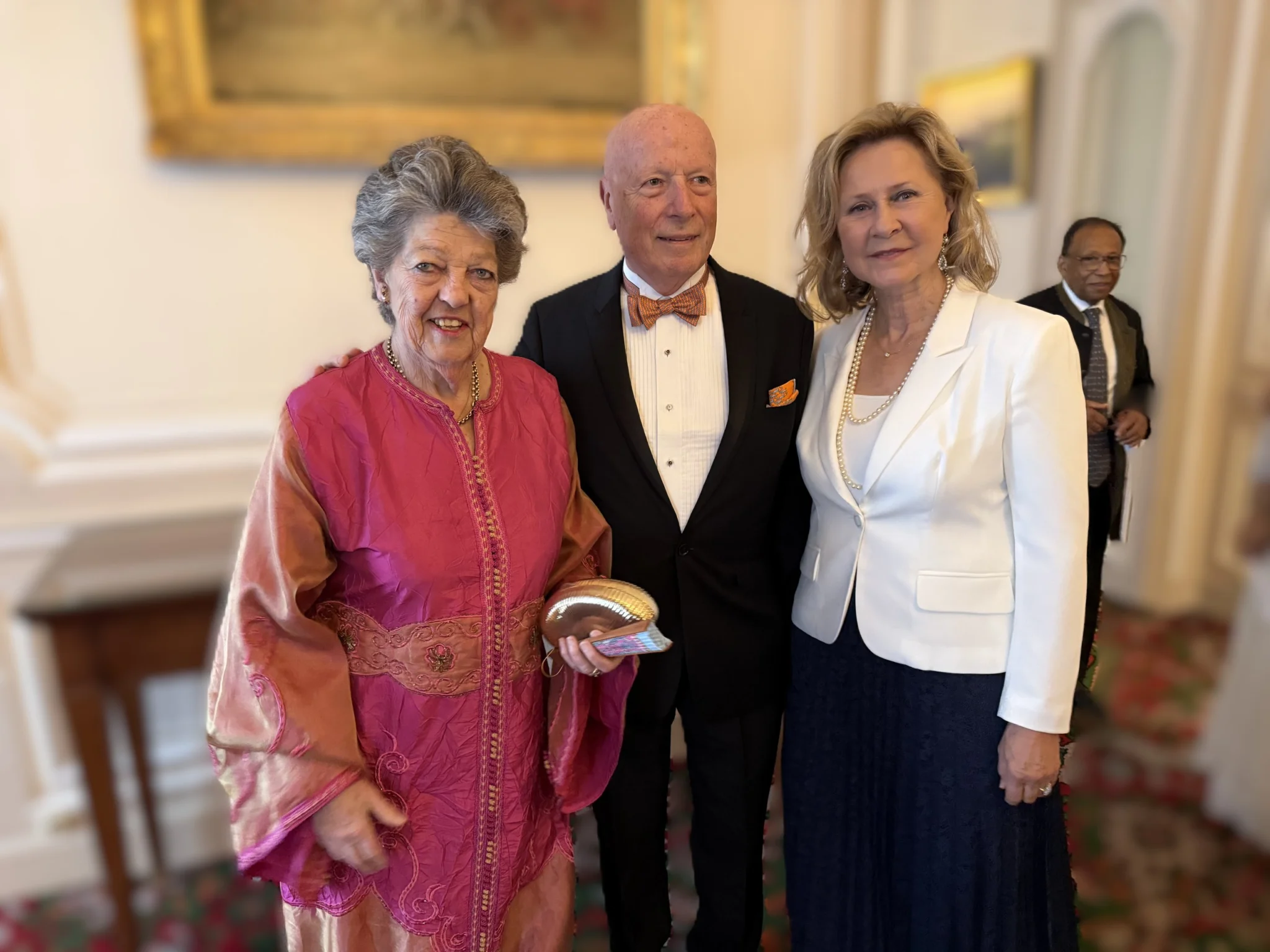 S.A.R. la Princesse Chantal de France – Armelle CEGLEC, déléguée générale du Cercle Montherlant – Le Baron François-Xavier de SAMBUCY de SORGUE S.A.R. la Princesse Chantal de France - Armelle Ceglec, déléguée générale du Cercle Montherlant - Le Baron François-Xavier de Sambucy de Sorgue