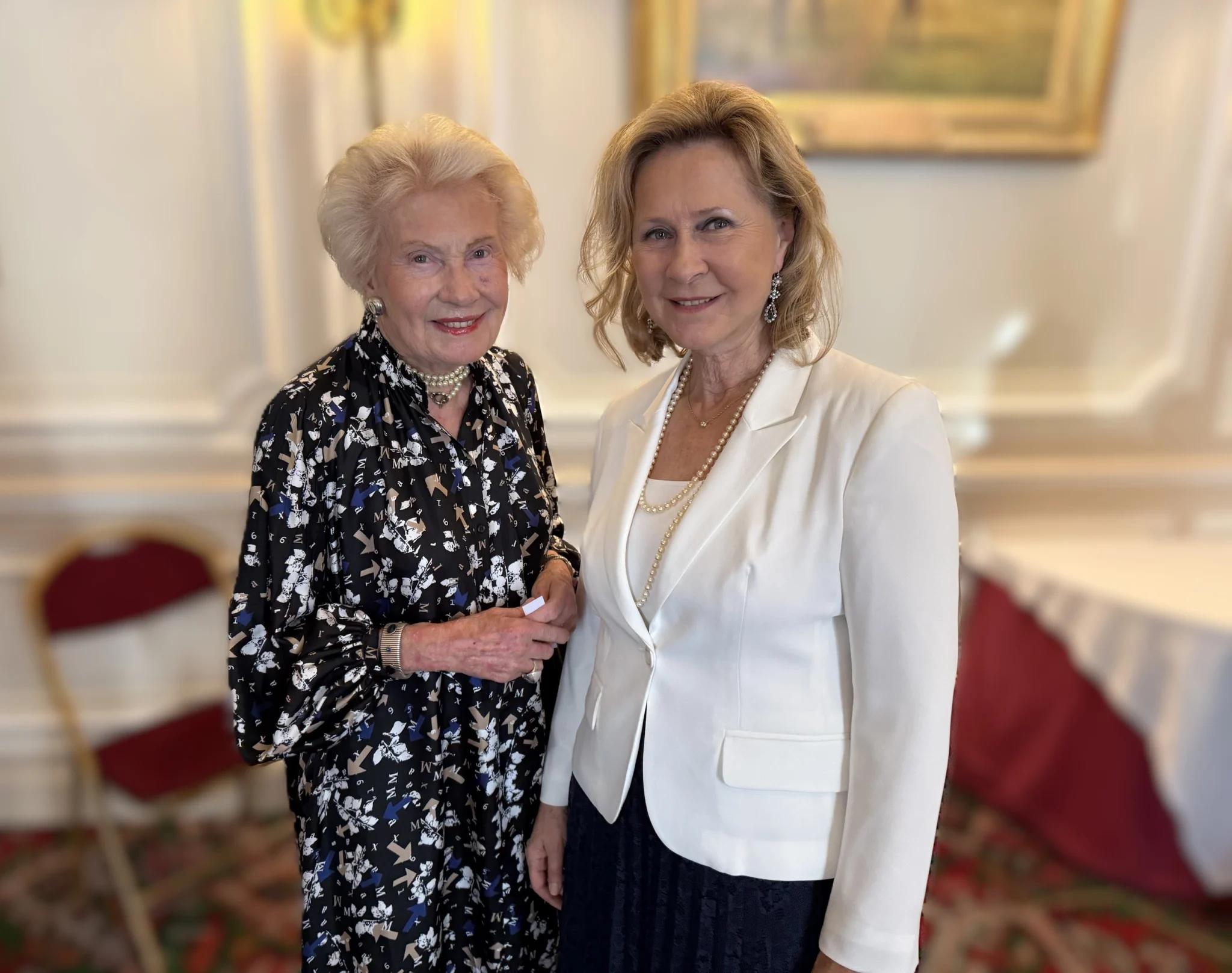 Armelle CEGLEC – Madame Monique RAIMOND, présidente du Cercle des Lettres de l’Union interalliée Armelle Ceglec - Madame Monique Raimond, présidente du Cercle des Lettres de l’Union interalliée